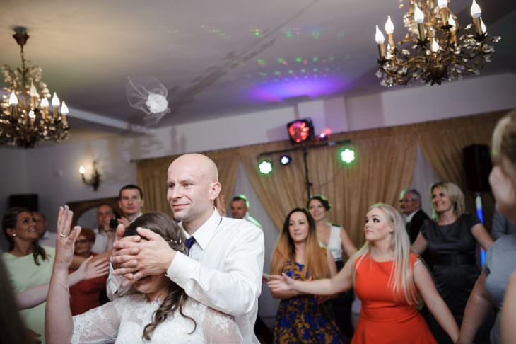 wedding games throwing a veil