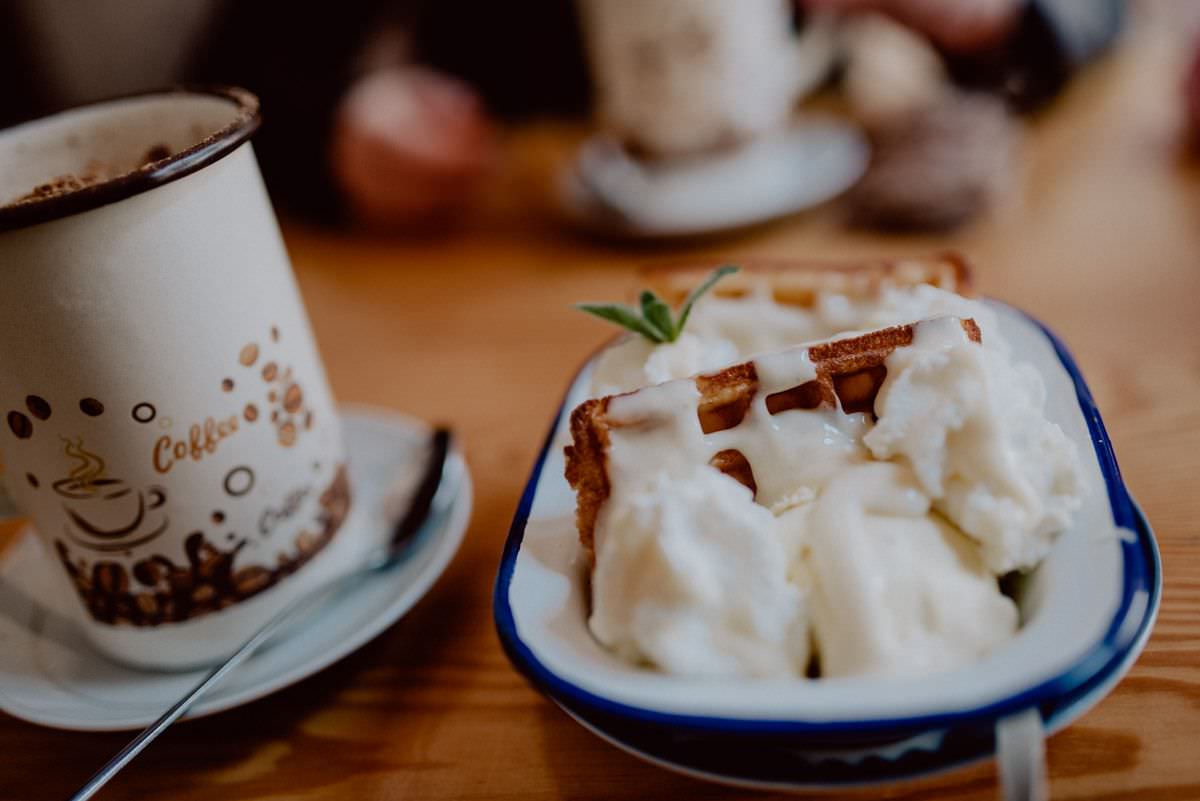 waffle with whipped cream in turun